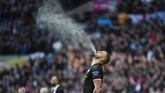 Pemain Manchester City Kyle Walker menyemburkan air sebelum pertandingan final Piala Liga melawan Aston Villa di Stadion Wembley, London, 1 Maret 2020. (AP Photo/Ian Walton)