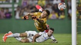 Pemain Santos Jobson mencetak gol ke gawang kiper Luiz Ezequiel Unsain dari klub Argentina Defensa y Justicia pada ajang Copa Libertadores. (AP Photo/Gustavo Garello)