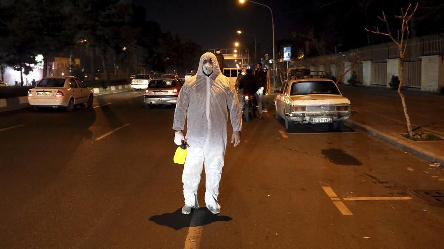 Garda Revolusi Iran sekarang menyemprot jalan-jalan dan rumah sakit dengan disinfektan karena Republik Islam menghadapi salah satu wabah virus corona
