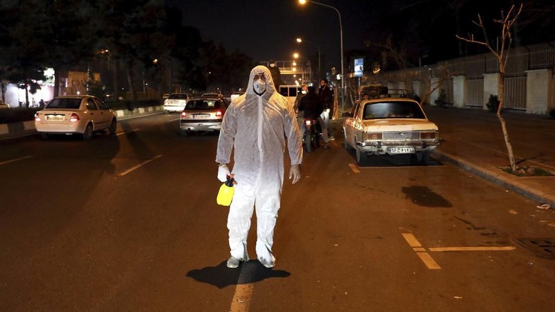 Garda Revolusi Iran sekarang menyemprot jalan-jalan dan rumah sakit dengan disinfektan karena Republik Islam menghadapi salah satu wabah virus corona