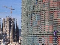 'Spiderman' Panjat Gedung 144 Meter Demi Lawan Virus Corona