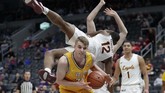 Pemain Loyola Marquise Kennedy (12) bertabrakan dengan pemain Valparaiso Ben Krikke pada ajang bola basket NCAA di St. Louis, Jumat (6/3). (AP Photo/Jeff Roberson)
