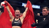 Zhang Weili mempersembahkan kemenangan atas Joanna Jedrzejczyk untuk masyarakat China yang sedang terkena bencana wabah virus corona. (L.E. Baskow/Las Vegas Review-Journal via AP)