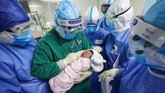 Layanan bimbingan orang tua bagi ibu yang baru melahirkan di Wuhan juga dihentikan sementara menghindari penyebaran virus corona. (Photo by STR / AFP) / China OUT