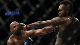 Penampilan Israel Adesanya dan Yoel Romero mendapat cemoohan penonton di T-Mobile karena menunjukkan pertarungan pasif. (Harry How/Getty Images/AFP)