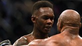 Israel Adesanya dan Yoel Romero berbicara setelah pertarungan yang dimenangi sang juara bertahan. (Harry How/Getty Images/AFP)