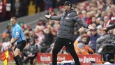 Pelatih Liverpool Jurgen Klopp berteriak merespons penampilan timnya. Liverpool mendapat tekanan di laga melawan Bournemouth setelah menelan dua kekalahan beruntun. (AP Photo/Jon Super)