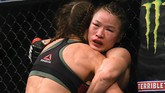 Zhang Weili yang berstatus juara bertahan mendapat perlawanan sengit dari Joanna Jedrzejczyk yang berasal dari Polandia. (Harry How/Getty Images/AFP)