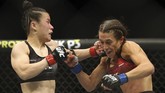 Zhang Weili sempat kesulitan menghadapi Joanna Jedrzejczyk yang bermain lebih cerdik dalam memanfaatkan peluang di ronde-ronde awal. (L.E. Baskow/Las Vegas Review-Journal via AP)