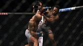 Israel Adesanya dan Yoel Romero sama-sama berusaha menunggu dalam pertarungann UFC 248. (Harry How/Getty Images/AFP)