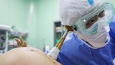 Ada juga sejumlah perempuan yang terpaksa melahirkan tanpa ditemani suami karena dilarang dokter dan rumah sakit guna mencegah penyebaran virus corona. (Photo by STR / AFP) / China OUT