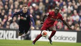 Liverpool kemudian membalikkan keadaan lewat gol Sadio Mane pada menit ke-33 setelah menerima umpan terobosan Virgil van Dijk. Skor 2-1 untuk Liverpool bertahan hingga akhir babak pertama. (AP Photo/Jon Super)
