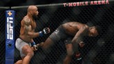 Israel Adesanya dan Yoel Romero hanya beberapa kali melakukan pukulan dan tendangan yang masuk menjadi poin. (Harry How/Getty Images/AFP)