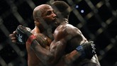 Yoel Romero dan Israel Adesanya bertemu pada perebutan gelar juara dunia kelas menengah UFC di T-Mobile Arena, Las Vegas, Minggu (8/3) siang WIB. (Harry How/Getty Images/AFP)