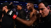 Israel Adesanya meninggalkan octagon usai mengalahkan Yoel Romero dan mempertahankan gelar kelas menengah di UFC 248. (Harry How/Getty Images/AFP)
