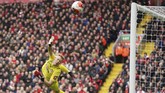 Kiper Bournemouth Aaron Ramsdale melakukan penyelamatan. Liverpool lebih mendominasi jalannya pertandingan babak kedua. (AP Photo/Jon Super)