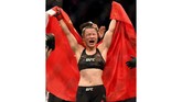 Zhang Weili merayakan kemenangan atas Joanna Jedrzejczyk dengan split 48–47, 48–47, dan 47–48. Pertarungan Zhang vs Joanna ini lebih menarik daripada duel Adesanya vs Romero di kelas menengan UFC. (Harry How/Getty Images/AFP)