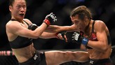 Petarungan Zhang Weili vs Joanna Jedrzejczyk memperebutkan gelar juara dunia kelas straw putri pada UFC 238 di T-Mobile Arena, Las Vegas, Minggu (8/3) siang WIB. (Harry How/Getty Images/AFP)