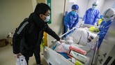 Beberapa dari mereka memutuskan pindah ke rumah sakit yang lebih mahal supaya anak mereka tidak tertular virus corona. (Photo by STR / AFP) / China OUT