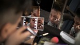 Mereka berjalan menyusuri runway dan tampil bak seorang putri dengan balutan gaun berbahan tulle yang menyapu lantai. Lengkap pula dengan sepatu hak tinggi yang menutupi kaki jenjangnya. (AP Photo/Wong Maye-E)