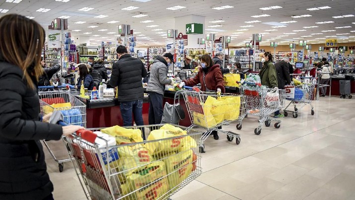 People crowd a supermarket in Milan, Italy, Sunday, March 8, 2020. Italy announced a sweeping quarantine early Sunday for its northern regions, igniting travel chaos as it restricted the movements of a quarter of its population in a bid to halt the new coronavirus' relentless march across Europe. (Claudio Furlan/LaPresse via AP)