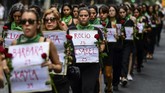Kaum perempuan di Argentina memperingati Hari Perempuan Sedunia di Ibukota Buenos Aires dengan berjalan kaki. (Photo by Ronaldo SCHEMIDT / AFP)