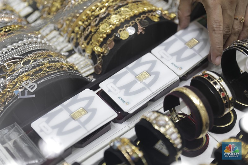 Pengunjung mencoba sejumlah emas yang di jual di toko emas dikawasan Jakarta, Jumat (2/12/2022). Pengunjung mencoba sejumlah emas yang di jual di toko emas dikawasan Jakarta, Jumat (2/12/2022). Harga emas Logam Mulia produksi PT Aneka Tambang Tbk pada Kamis (1/12/2022) di butik emas LM Graha Dipta Pulo Gadung melonjak Rp10.000 per gram menjadi Rp991.000 per gram. (CNBC Indonesia/Tri Susilo)