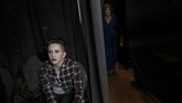 Salah satu peserta, Julie Gregory (57) mengingat masa remajanya. Saudara perempuannya kerap mengejeknya saat dia berdandan tak ubahnya kaum hawa. (AP Photo/Wong Maye-E)