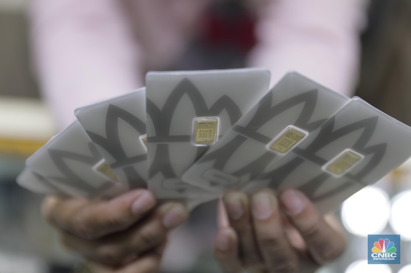 Pengunjung mencoba sejumlah emas yang di jual di toko emas dikawasan Jakarta, Jumat (2/12/2022). Pengunjung mencoba sejumlah emas yang di jual di toko emas dikawasan Jakarta, Jumat (2/12/2022). Harga emas Logam Mulia produksi PT Aneka Tambang Tbk pada Kamis (1/12/2022) di butik emas LM Graha Dipta Pulo Gadung melonjak Rp10.000 per gram menjadi Rp991.000 per gram. (CNBC Indonesia/Tri Susilo)