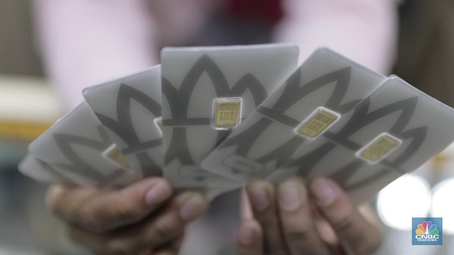 Pengunjung mencoba sejumlah emas yang di jual di toko emas dikawasan Jakarta, Jumat (2/12/2022). Harga emas Logam Mulia produksi PT Aneka Tambang Tbk pada Kamis (1/12/2022) di butik emas LM Graha Dipta Pulo Gadung melonjak Rp10.000 per gram menjadi Rp991.000 per gram. (CNBC Indonesia/Tri Susilo)