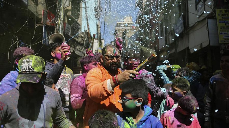 Bagi masyarakat Hindu India, Festival Holi atau yang dikenal dengan Festival Warna menjadi ajang untuk saling berbagi cinta.