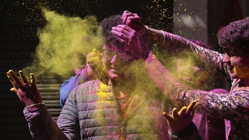 Bagi masyarakat Hindu India, Festival Holi atau yang dikenal dengan Festival Warna menjadi ajang untuk saling berbagi cinta.