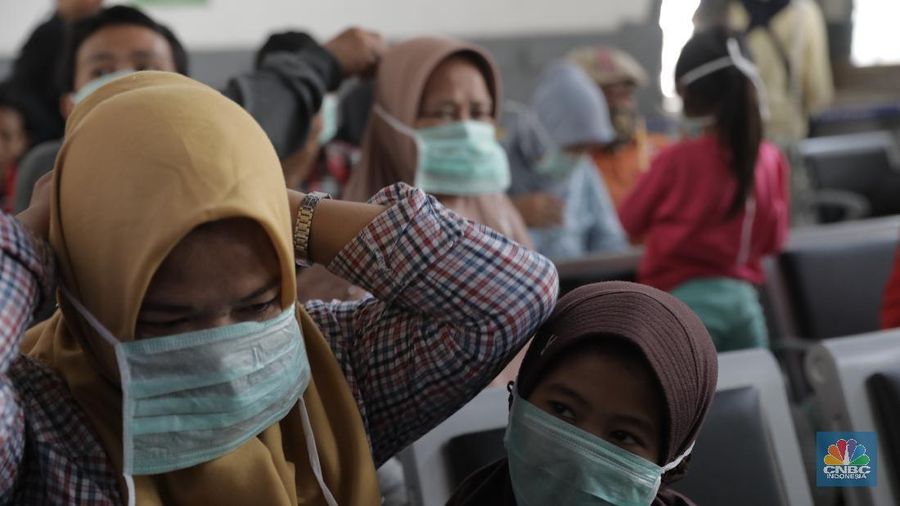 Antisipasi Penyebaran Virus Corona di Stasiun Senen, Jakarta, Senin (9/3/2020). (CNBC Indonesia/Tri Susilo)