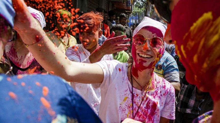 Bagi masyarakat Hindu India, Festival Holi atau yang dikenal dengan Festival Warna menjadi ajang untuk saling berbagi cinta.