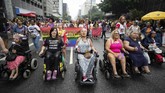 Perempuan Brasil, termasuk kaum penyandang cacat, turun ke jalan memperingati Hari Perempuan Sedunia, Minggu (8/3) kemarin. (AP Photo/Andre Penner)