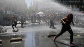 Massa yang memperingati Hari Perempuan Sedunia di Santiago, Chile, terlibat bentrok dengan aparat. (Photo by Javier TORRES / AFP)