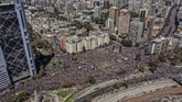 Ribuan warga Chile memenuhi jalan utama Ibukota Santiago memperingati Hari Perempuan Sedunia. Mereka berdemo menuntut emansipasi dan kesetaraan. (Photo by Martin BERNETTI / AFP)