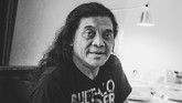Didi Kempot bahkan kini bukan hanya favorit para ibu-ibu, bapak-bapak, atau mas-mas atau pun mbak-mbak, ia mampu menarik generasi milenial yang konon lebih fasih berbahasa Inggris dibanding berbahasa Indonesia yang baku. (ANTARA FOTO/Rivan Awal Lingga)