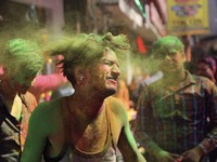 Tak Takut Corona, Serunya Warna Warni Festival Holi di India