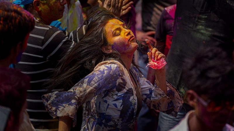 Bagi masyarakat Hindu India, Festival Holi atau yang dikenal dengan Festival Warna menjadi ajang untuk saling berbagi cinta.