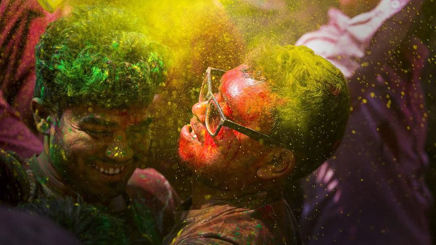 Bagi masyarakat Hindu India, Festival Holi atau yang dikenal dengan Festival Warna menjadi ajang untuk saling berbagi cinta.