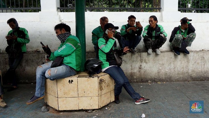 Ojek Online (CNBC Indonesia/Muhammad Sabki) Driver Ojek online menunggu penumpang di kawasan Stasiun Pal Merah Jakarta, Selasa (10/3). Kementerian Perhubungan (Kemenhub) mengumumkan kenaikan tarif ojol. kenaikan tarif mulai 16 Maret 2020 berkisar antara Rp 150 hingga Rp 250 per kilometer (km). Kenaikan ini disambut baik oleh driver Gojek, Haryanto 35 tahun saat ditemui di pangkalan gojek Stasiun Pal Merah mengatakan