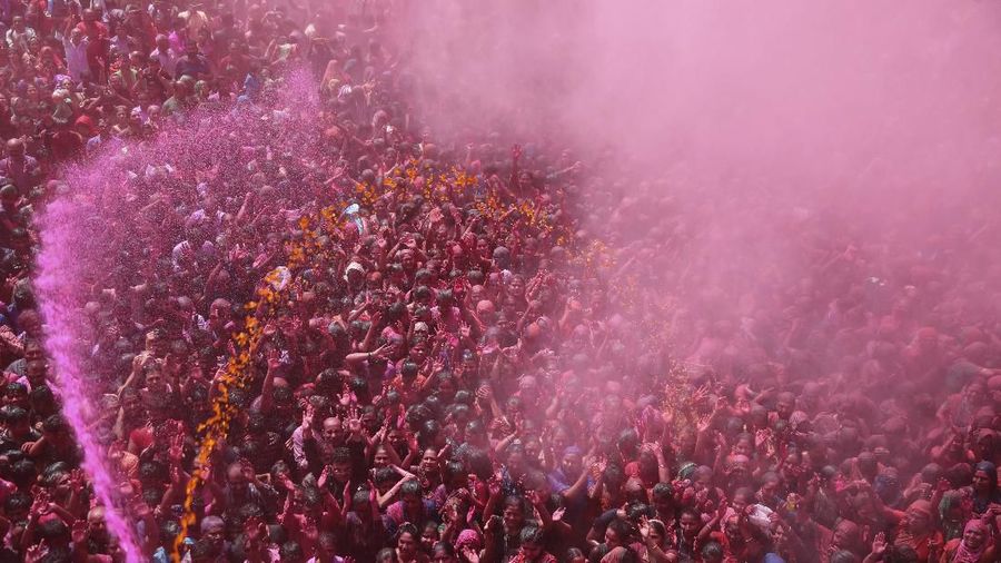 Bagi masyarakat Hindu India, Festival Holi atau yang dikenal dengan Festival Warna menjadi ajang untuk saling berbagi cinta.