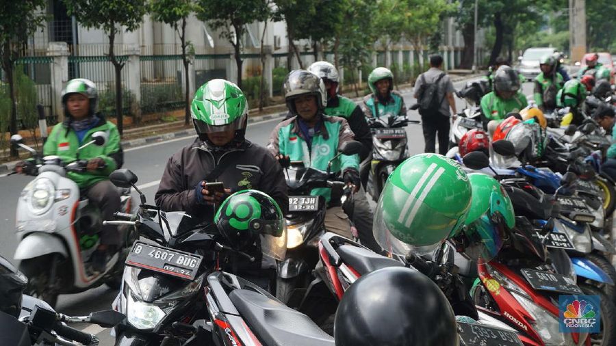 Driver Ojek online menunggu penumpang di kawasan Stasiun Pal Merah Jakarta, Selasa (10/3). Kementerian Perhubungan (Kemenhub) mengumumkan kenaikan tarif ojol. kenaikan tarif mulai 16 Maret 2020 berkisar antara Rp 150 hingga Rp 250 per kilometer (km). Kenaikan ini disambut baik oleh driver Gojek, Haryanto 35 tahun saat ditemui di pangkalan gojek Stasiun Pal Merah mengatakan 