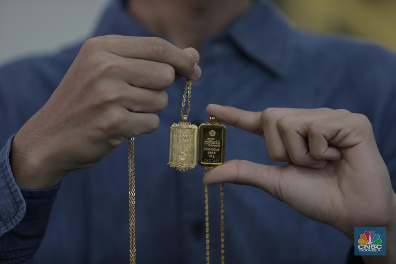 Pengunjung mencoba sejumlah emas yang di jual di toko emas dikawasan Jakarta, Jumat (2/12/2022). Pengunjung mencoba sejumlah emas yang di jual di toko emas dikawasan Jakarta, Jumat (2/12/2022). Harga emas Logam Mulia produksi PT Aneka Tambang Tbk pada Kamis (1/12/2022) di butik emas LM Graha Dipta Pulo Gadung melonjak Rp10.000 per gram menjadi Rp991.000 per gram. (CNBC Indonesia/Tri Susilo)