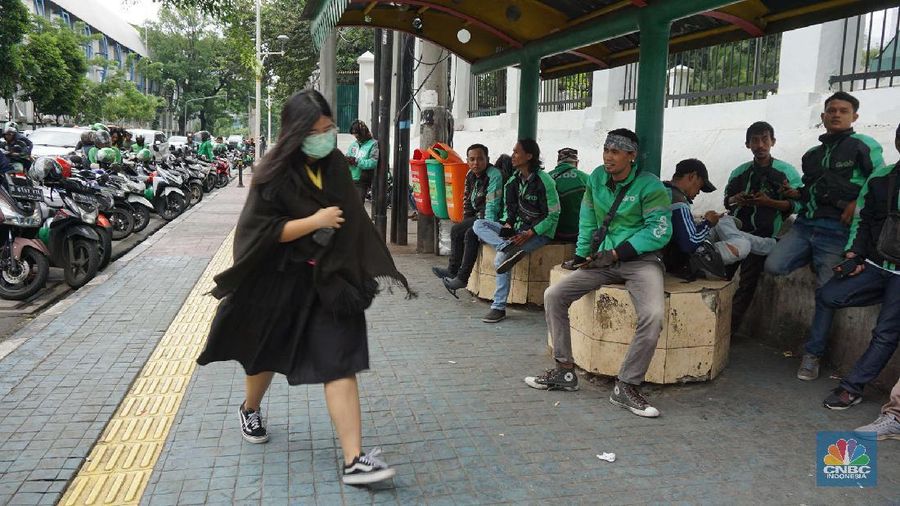 Driver Ojek online menunggu penumpang di kawasan Stasiun Pal Merah Jakarta, Selasa (10/3). Kementerian Perhubungan (Kemenhub) mengumumkan kenaikan tarif ojol. kenaikan tarif mulai 16 Maret 2020 berkisar antara Rp 150 hingga Rp 250 per kilometer (km). Kenaikan ini disambut baik oleh driver Gojek, Haryanto 35 tahun saat ditemui di pangkalan gojek Stasiun Pal Merah mengatakan 