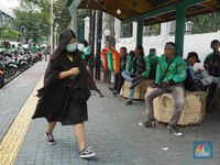 Grab & Gojek Boleh Bawa Penumpang di PSBB Total? Simak Nih!