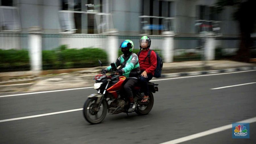 Driver Ojek online menunggu penumpang di kawasan Stasiun Pal Merah Jakarta, Selasa (10/3). Kementerian Perhubungan (Kemenhub) mengumumkan kenaikan tarif ojol. kenaikan tarif mulai 16 Maret 2020 berkisar antara Rp 150 hingga Rp 250 per kilometer (km). Kenaikan ini disambut baik oleh driver Gojek, Haryanto 35 tahun saat ditemui di pangkalan gojek Stasiun Pal Merah mengatakan