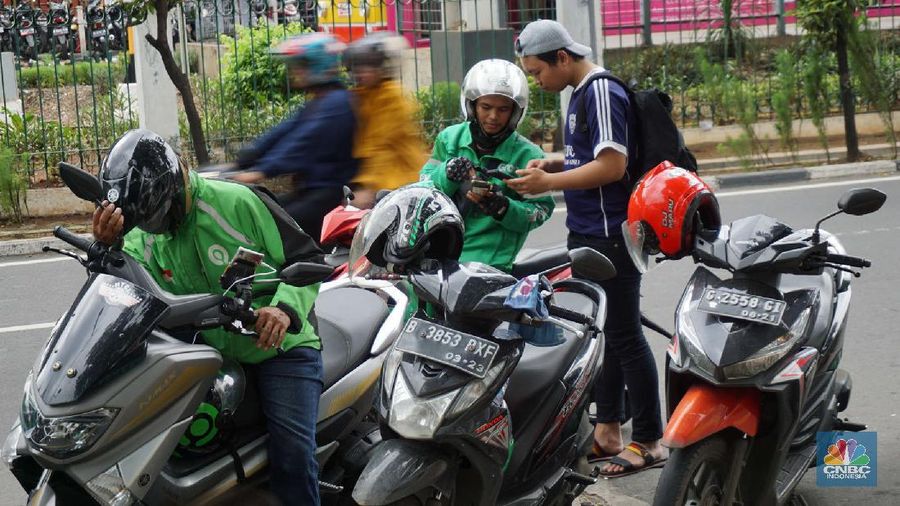 Driver Ojek online menunggu penumpang di kawasan Stasiun Pal Merah Jakarta, Selasa (10/3). Kementerian Perhubungan (Kemenhub) mengumumkan kenaikan tarif ojol. kenaikan tarif mulai 16 Maret 2020 berkisar antara Rp 150 hingga Rp 250 per kilometer (km). Kenaikan ini disambut baik oleh driver Gojek, Haryanto 35 tahun saat ditemui di pangkalan gojek Stasiun Pal Merah mengatakan 