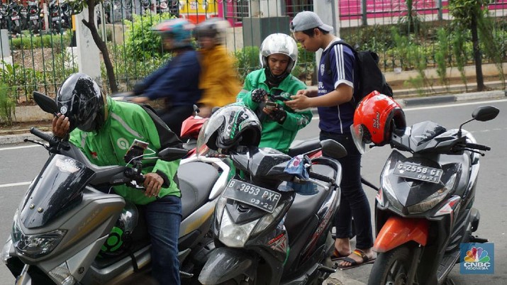 Ojek Online (CNBC Indonesia/Muhammad Sabki) Driver Ojek online menunggu penumpang di kawasan Stasiun Pal Merah Jakarta, Selasa (10/3). Kementerian Perhubungan (Kemenhub) mengumumkan kenaikan tarif ojol. kenaikan tarif mulai 16 Maret 2020 berkisar antara Rp 150 hingga Rp 250 per kilometer (km). Kenaikan ini disambut baik oleh driver Gojek, Haryanto 35 tahun saat ditemui di pangkalan gojek Stasiun Pal Merah mengatakan